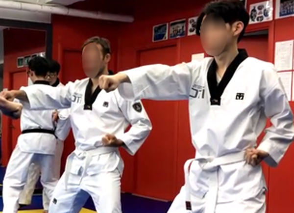 Adultos utilizando uniforme de Taekwondo com gola preta